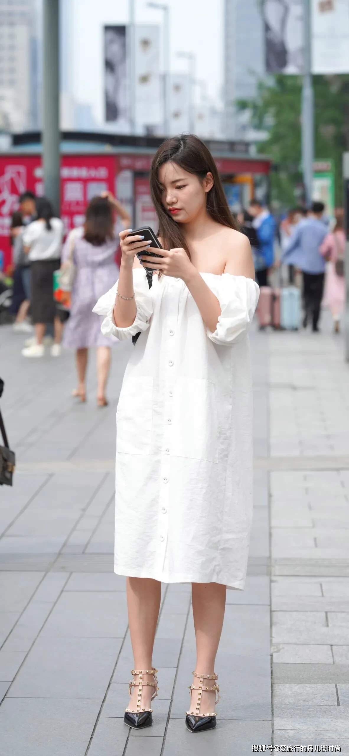 个性 小姐姐真会穿！一袭白色露肩连衣裙，甜美又迷人