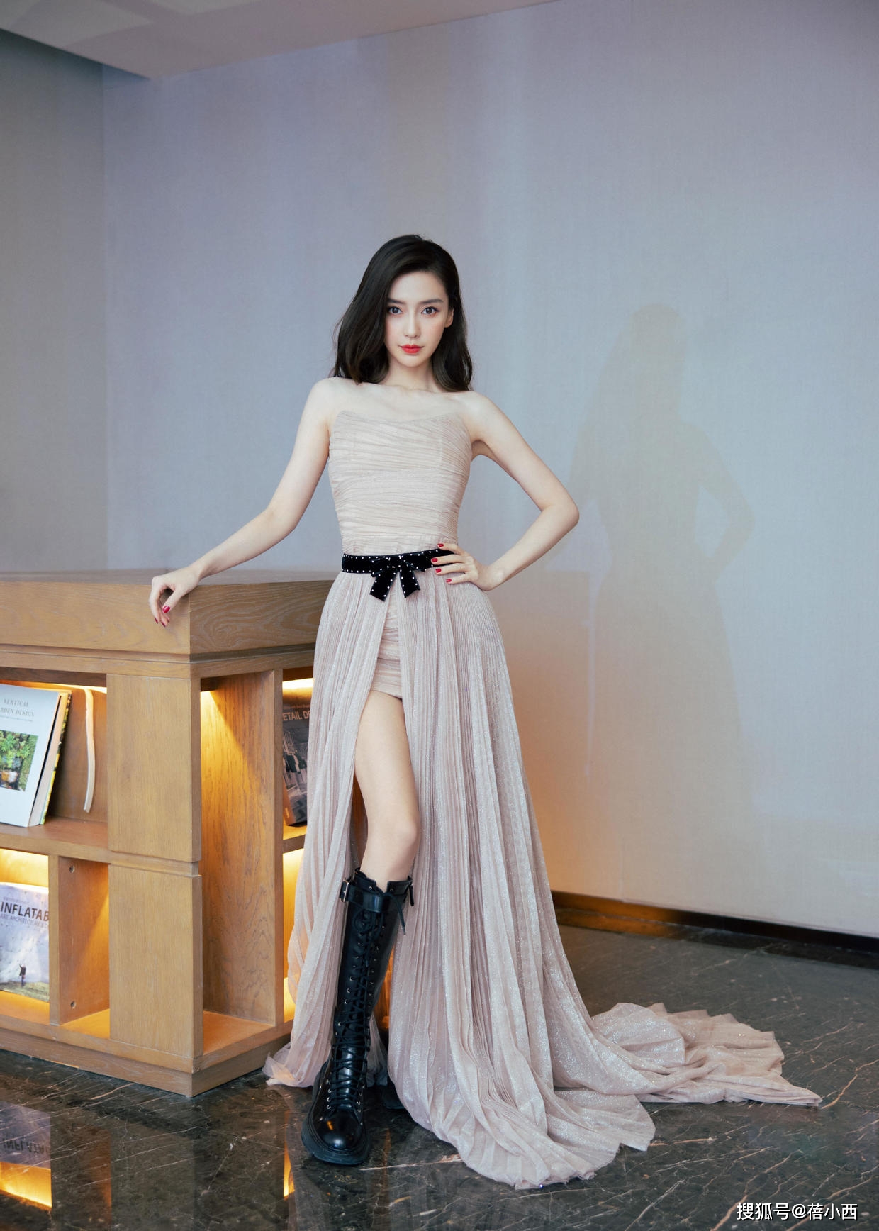 黑色 Angelababy不愧是“颜值天花板”，穿镂空上衣配短裙，身材太吸睛