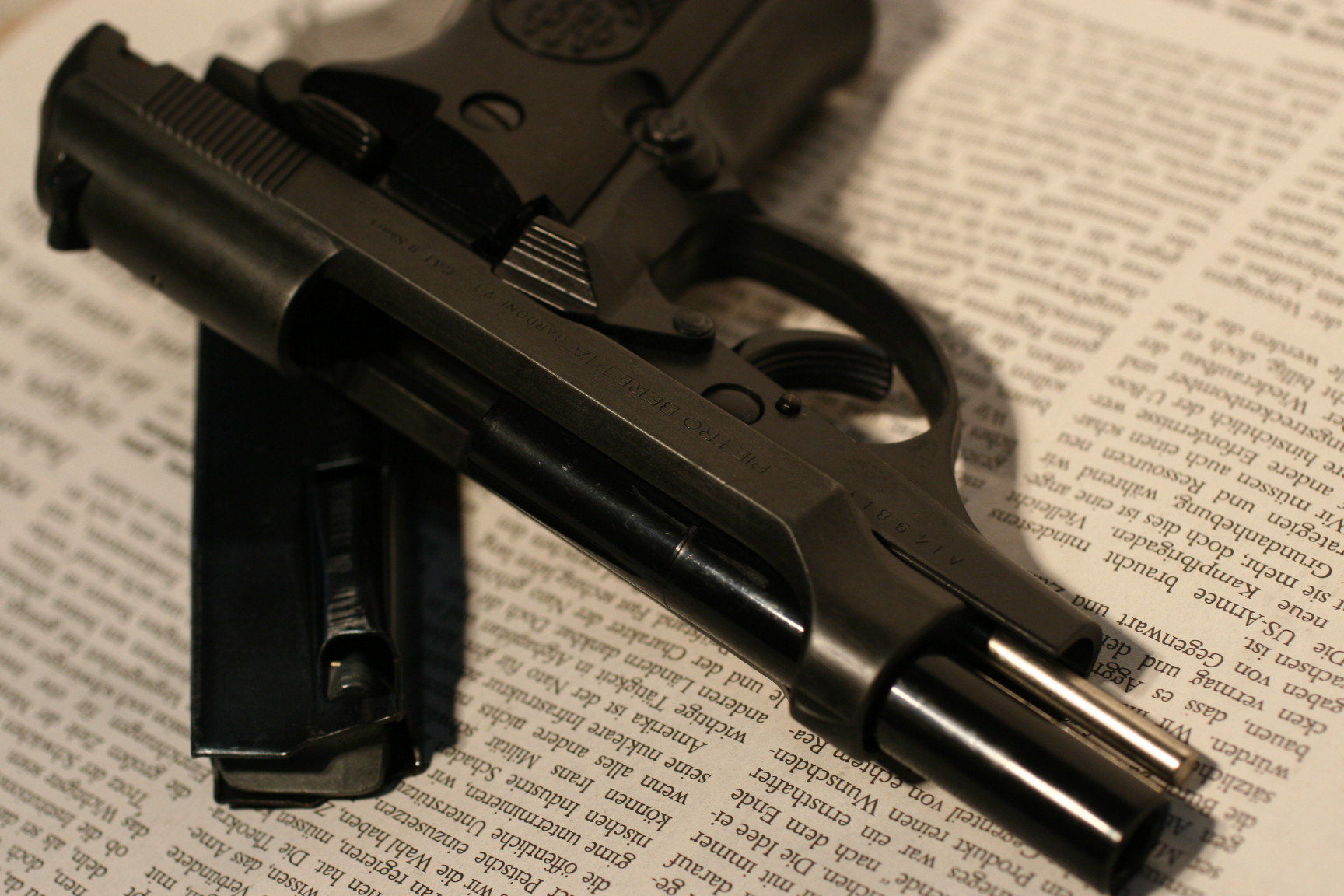 原创女性警务人员与公司女性主管防身自卫专用枪伯莱塔m84手枪