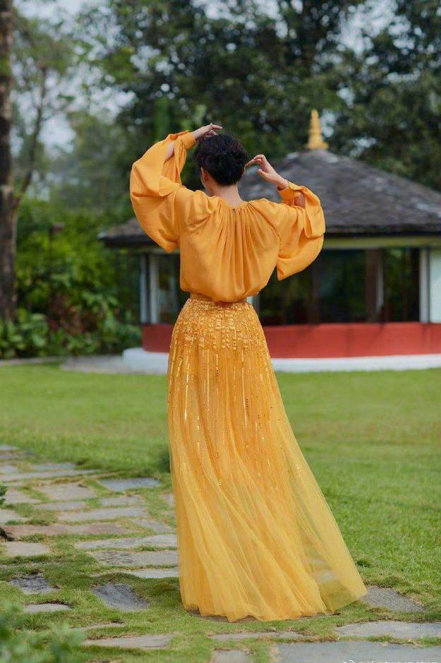 展现 许晴黄色长裙荡秋千，五十岁的许晴把生活过成了二十的样子