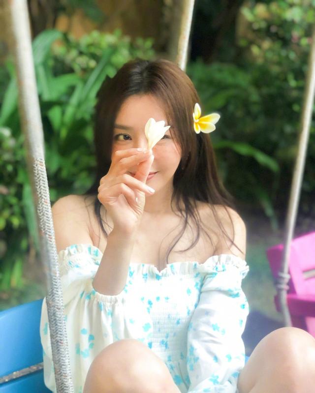 美眉 秦岚真是优雅到骨子里了，一袭白色半露肩长裙温婉古典，优雅高贵