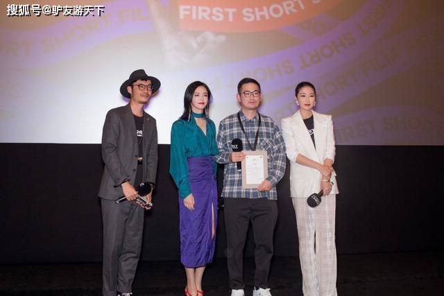 姚晨 姚晨这气质没谁了，穿蓝色缎面衬衫配紫色高开叉裙，高级又妩媚