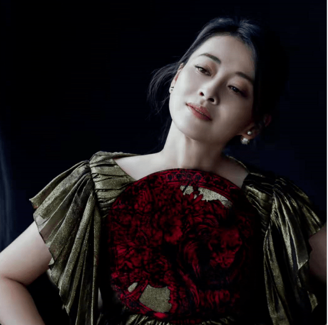 马尾46岁梅婷不靠高定也能惊艳众生！扎高马尾变活力美少女，状态绝佳