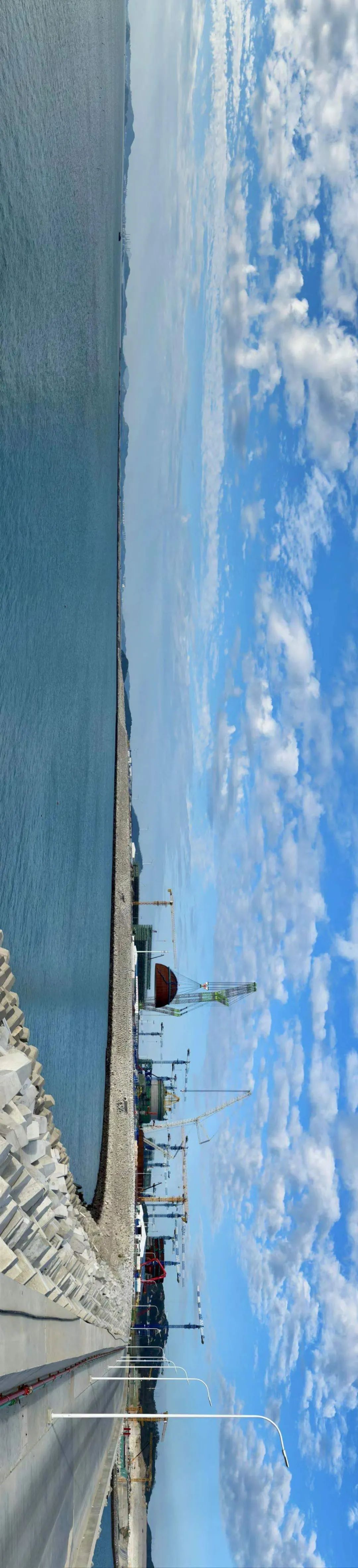 “华龙一号”批量化首台机组内穹顶吊装成功