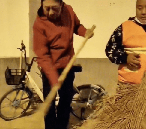 冯巩|冯巩不愧是老艺术家，大早上为环卫工人送早餐，态度亲和接地气