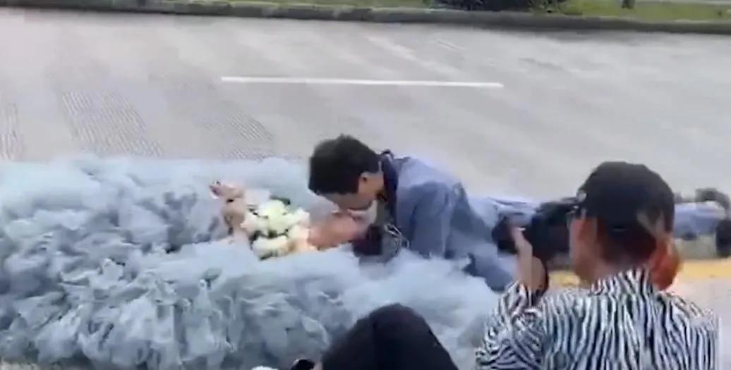 婚纱照也“网红化”，躺公路中间拍美照？这样的浪漫太危险！