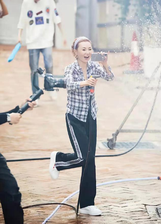 职场 张曼玉瘦过头了，穿西服搭五分裤撑不起来，淡妆再难展现女神气质