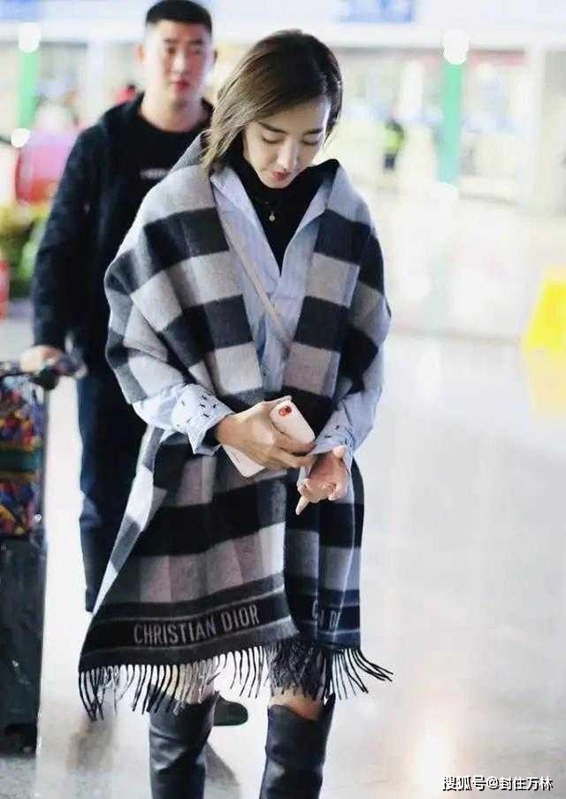 个性 周迅衣品越来越洋气,橘色围巾穿成外套好个性,一般人穿不出气质