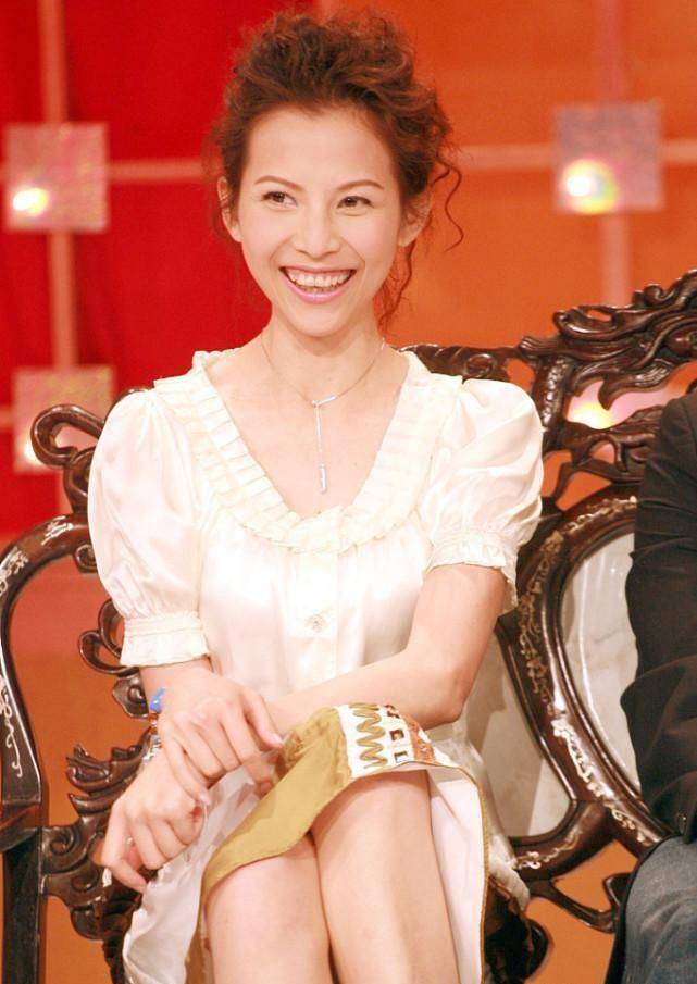 太嫩 蔡少芬19岁的时候也太嫩,裙子还挺时髦得,不像92年的服装