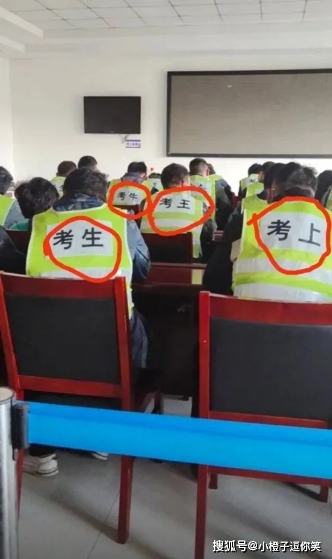 搞笑圖片：用這個杯子喝酒，手應該放在哪裡呢？ 搞笑整蠱 第1张