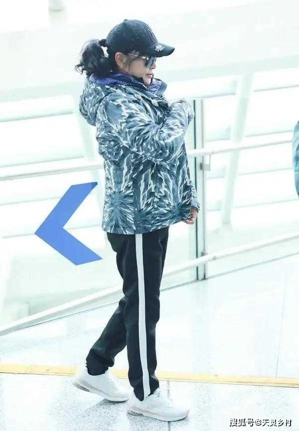 一身 刘晓庆穿衣品味真个性，一身“黑”字白羽绒服，配卫衣真洋气