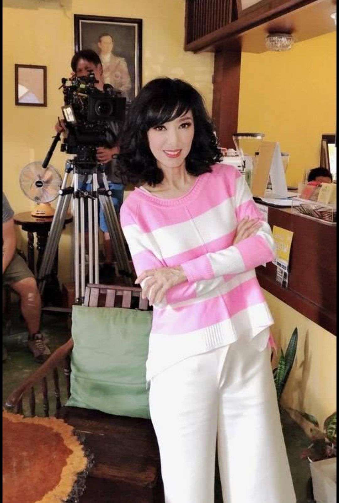 身材 米雪没年龄压力，白T搭牛仔裤不算啥，还扎麻花辫，真看不出66岁