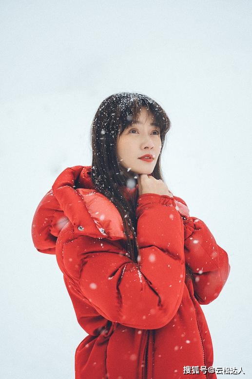 感觉 田海蓉75年又怎样，穿大红色羽绒服在雪地里凹造型，美成大学生