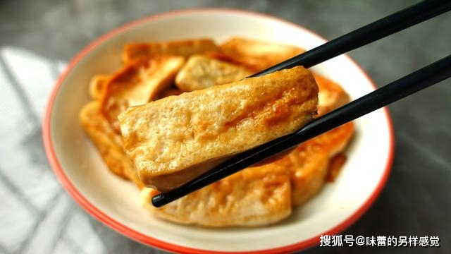 夏天|夏日炎炎,蒜香豆腐最开胃下饭,教你一个技巧,让豆腐更加嫩滑