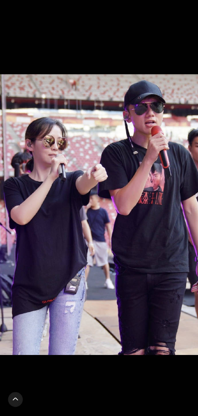 张靓颖张杰再合作晒手比耶图及合影感情超好