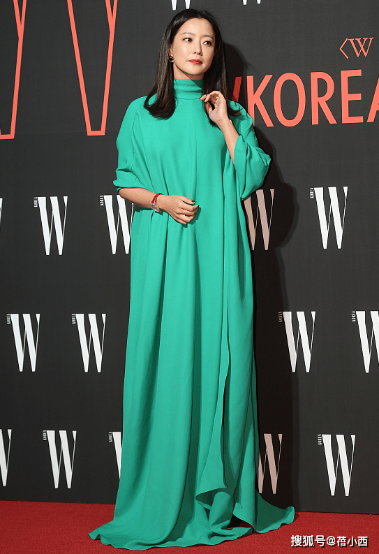 西装 金喜善44岁还敢挑战薄荷绿，穿长裙配阔腿裤，不俗反而美出国际范