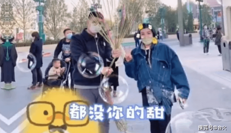 郭德纲郭德纲老婆登台唱小曲！穿高开衩旗袍大腿粗壮，一头蓝色卷发气场强