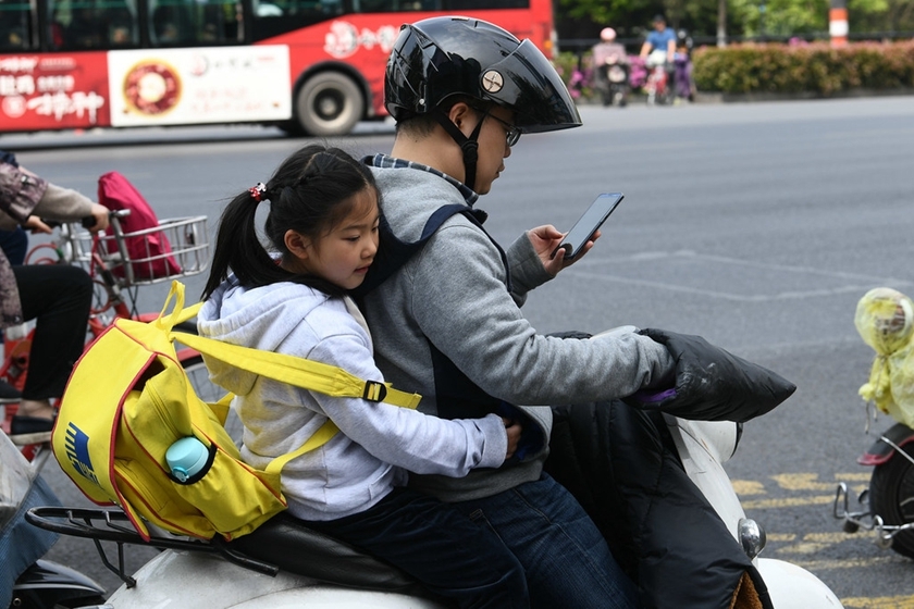 骑电动车带娃被罚车主不能载人为什么不取消后座有解释了