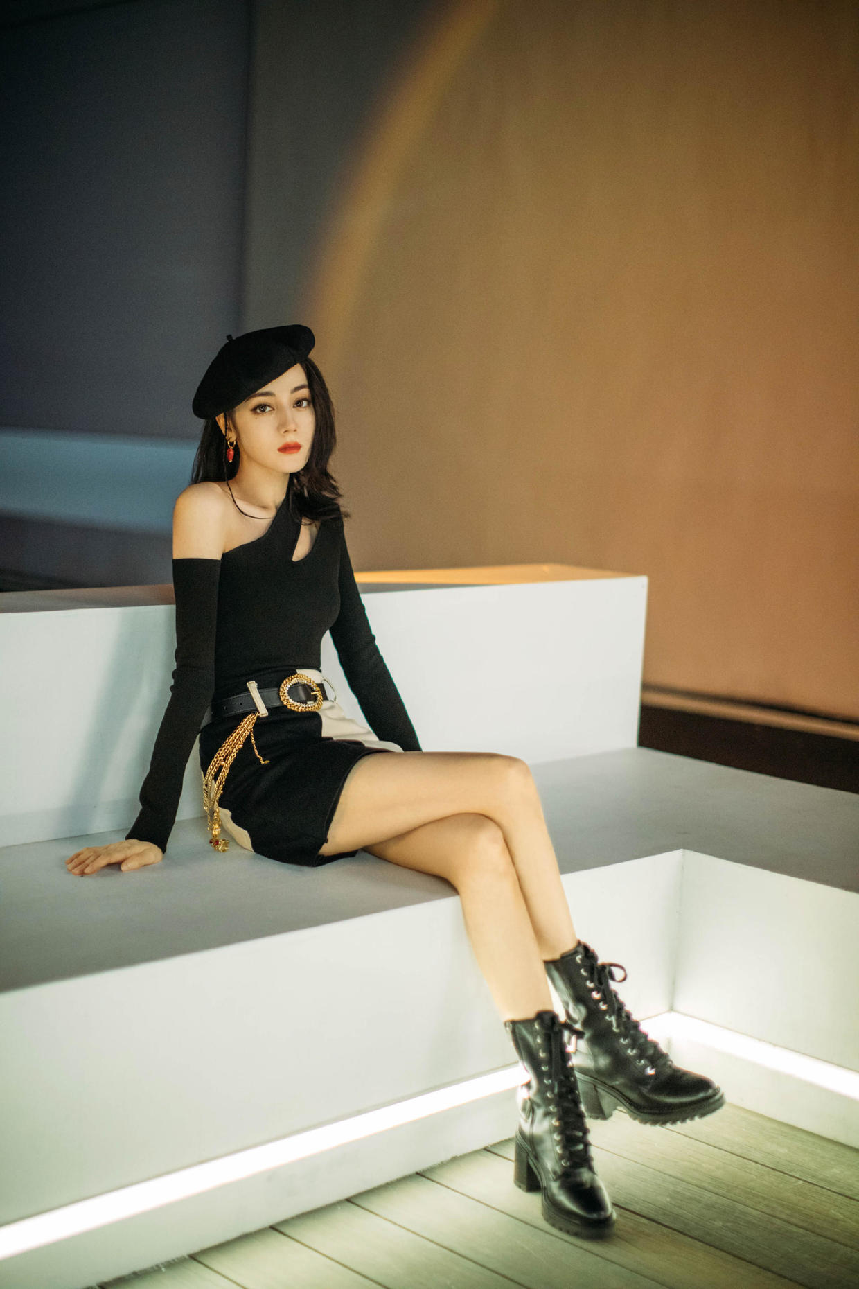 美眉 迪丽热巴厉害了！芭比粉针织衫与缎面裙轻松驾驭，一般人真穿不来