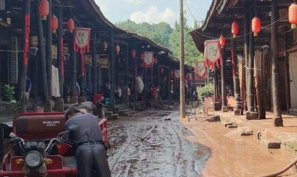 大雨过后的四川千年古镇，街道上遍地淤泥，看过之后让人心酸不已