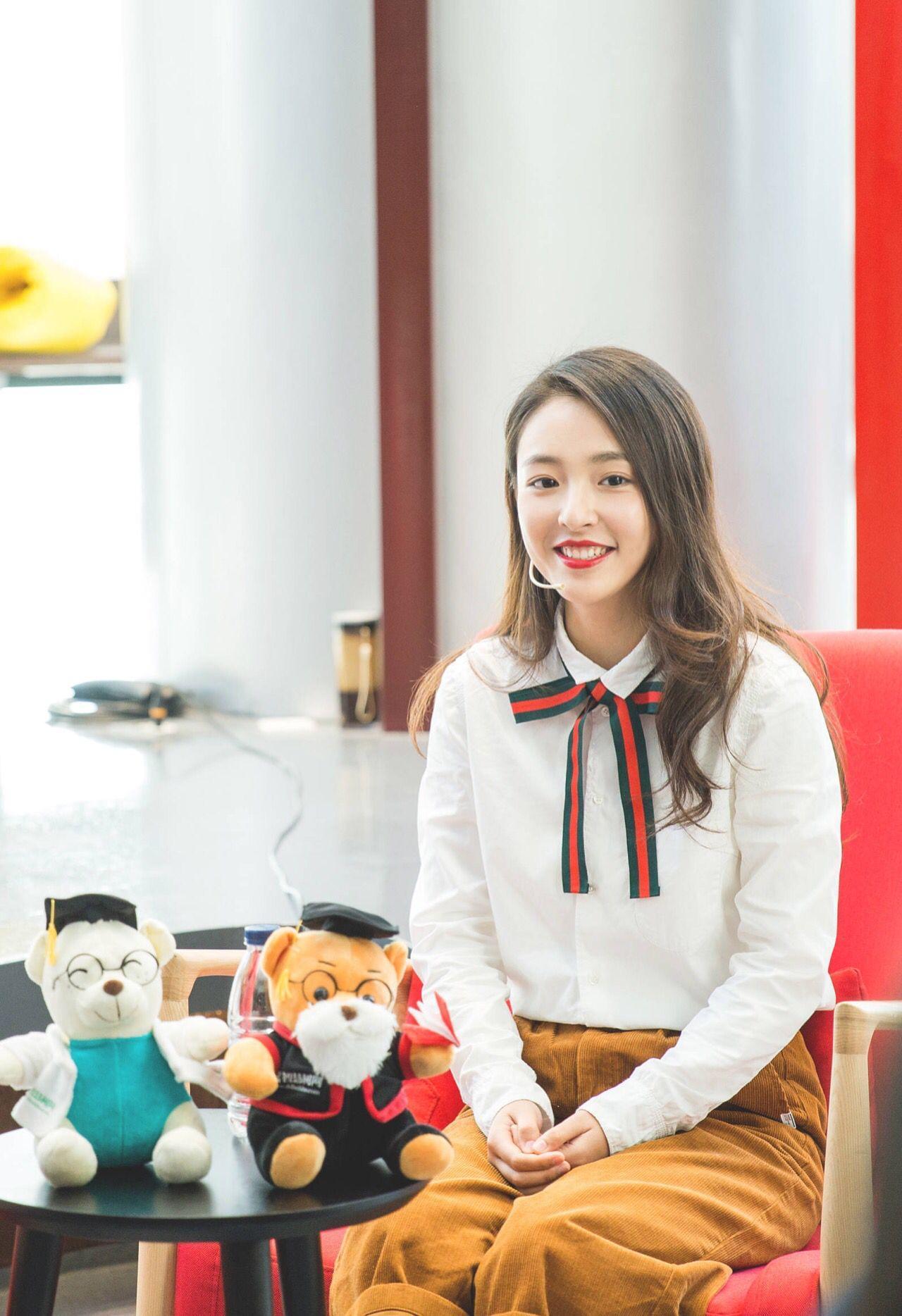 设计 吴倩美上央视“大换脸”，白衬衫配马尾减龄俏皮，仍能媲美小默笙
