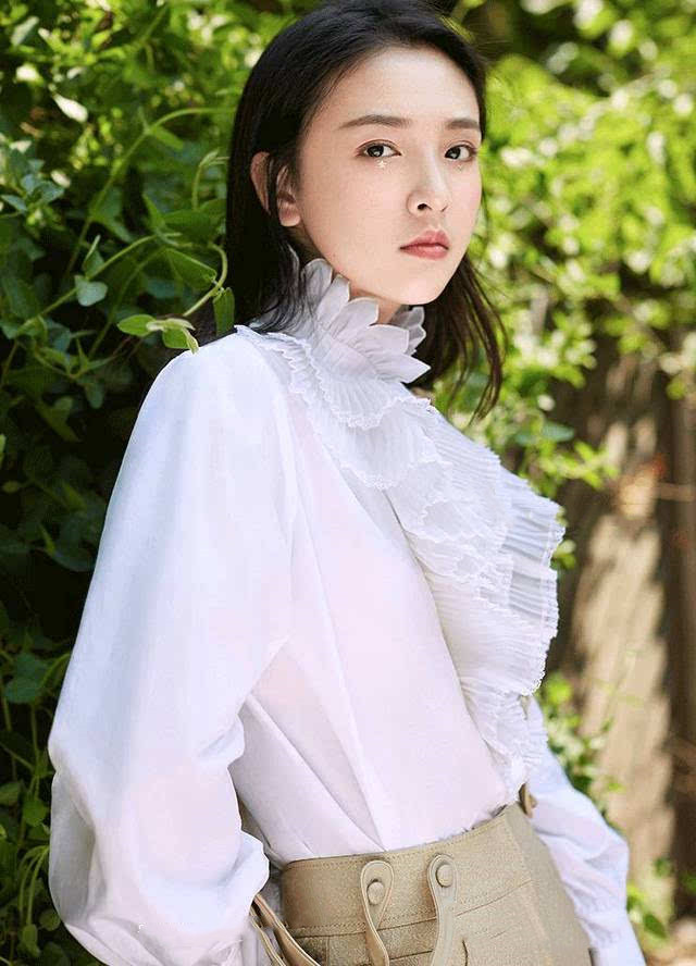 设计 吴倩美上央视“大换脸”，白衬衫配马尾减龄俏皮，仍能媲美小默笙
