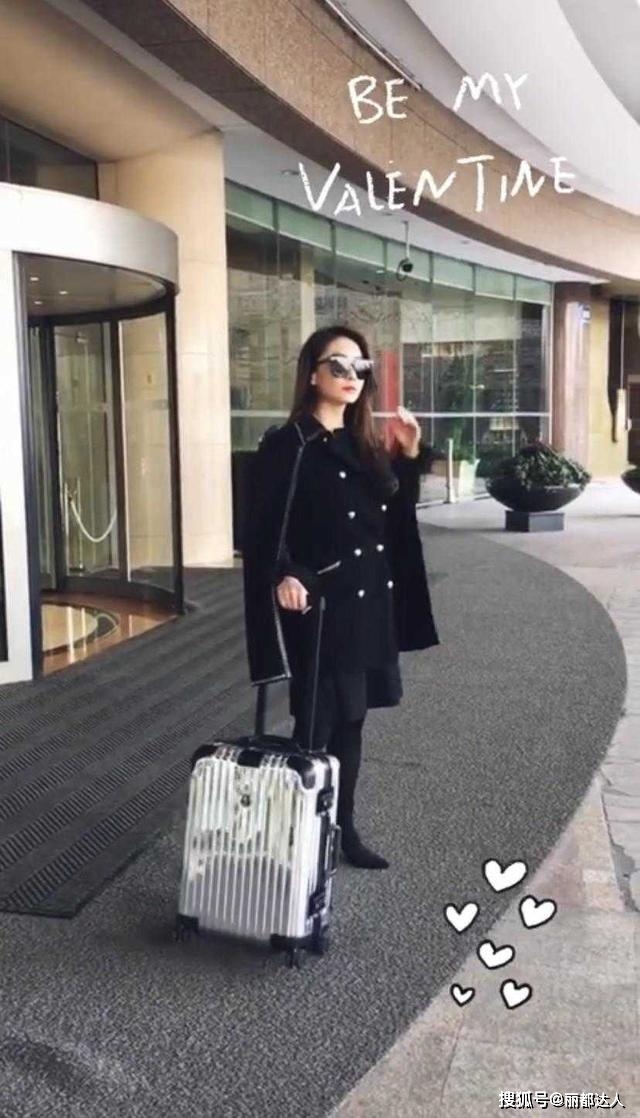 状态 46岁陈德容状态真好，穿斗篷大衣配黑丝袜凹造型，散发迷人魅力