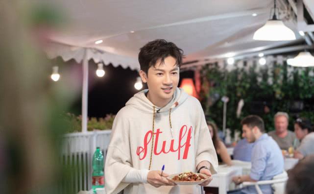 逗号 苏有朋又潮又帅,身穿斗篷款卫衣搭破洞裤,46岁也是个时髦精!