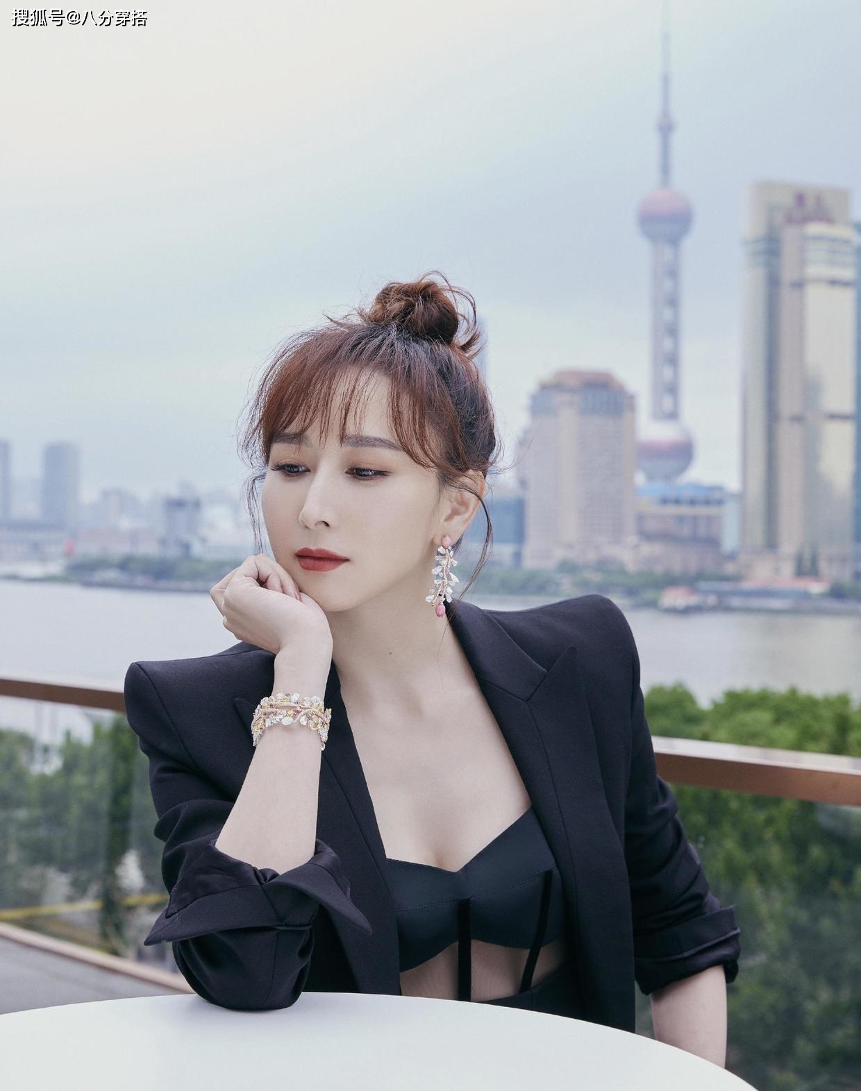 一身 阔太胡静气质真不错，穿黑色西装还搭配鱼骨抹胸，藏不住的高贵范