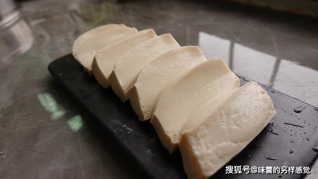 夏天|夏日炎炎,蒜香豆腐最开胃下饭,教你一个技巧,让豆腐更加嫩滑