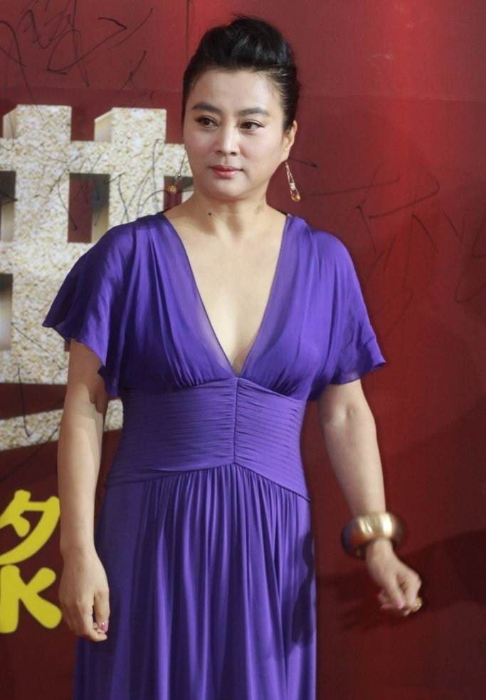 设计 李玲玉与金铭都有娃娃脸，同穿礼服还手牵手，站一起看着挺像母女