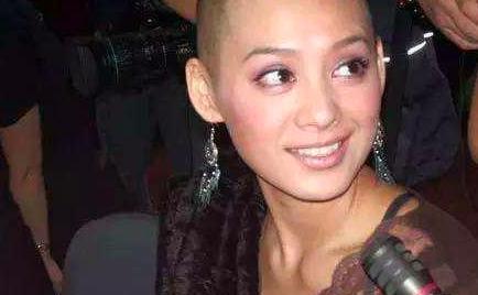 宁静 宁静最想删的照片，着装大胆搭配丑陋，连身后迎宾小姐都在嘲笑她