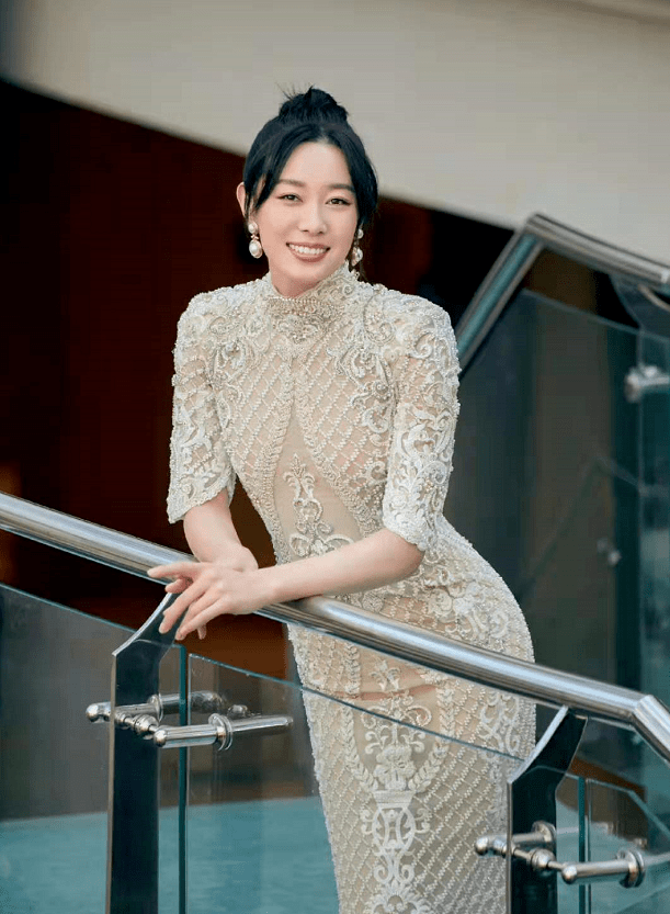 鱼尾 冠军孙一文明星脸藏不住了！穿紧身碎钻裙大秀超模身材，超辣