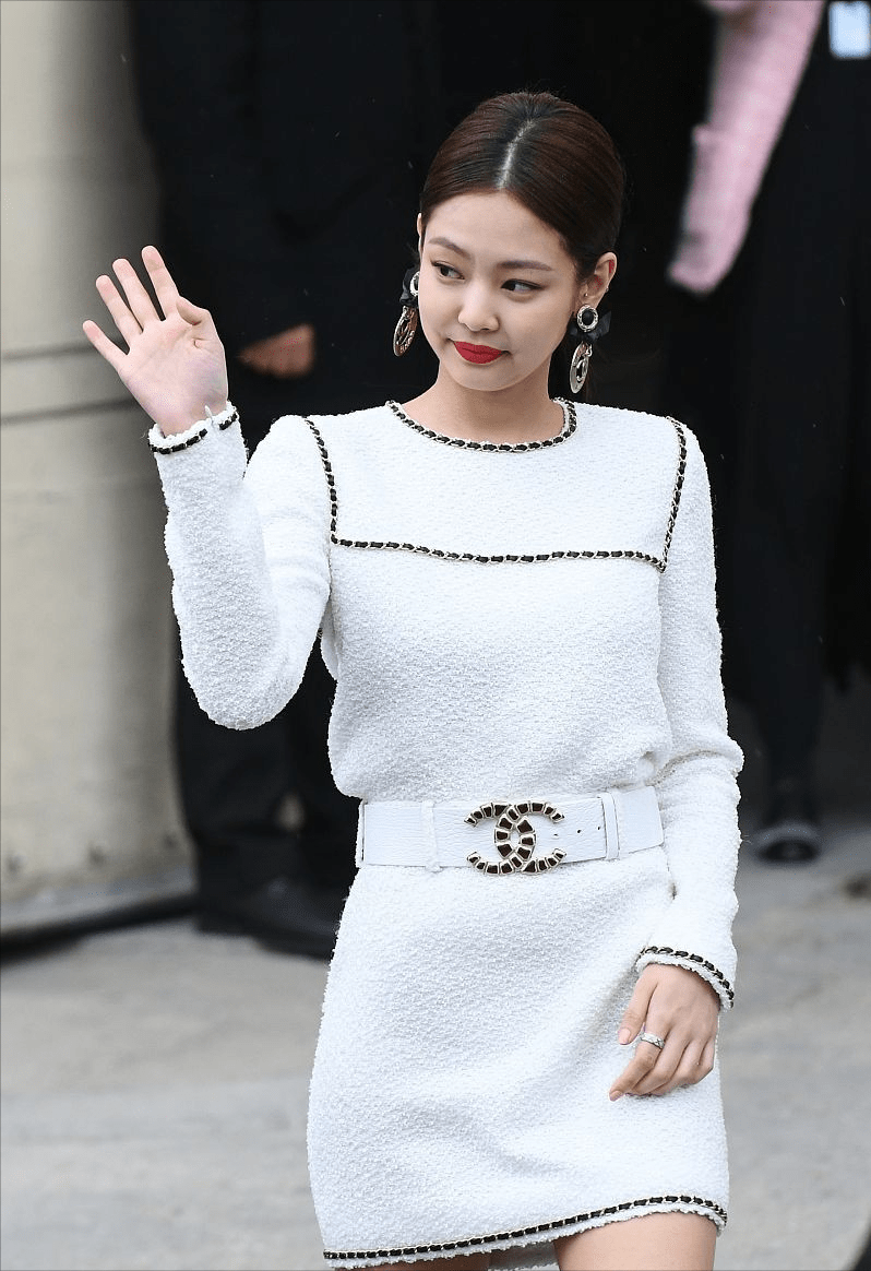 身材 Jennie穿衣挺有“心机”,蜂腰全靠束腰勒,身材多好看中间就知道