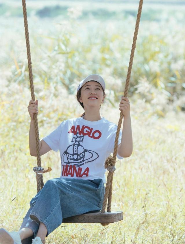 上衣 李小冉真的太会穿！白色上衣配半身裙清新减龄，笑容灿烂好治愈