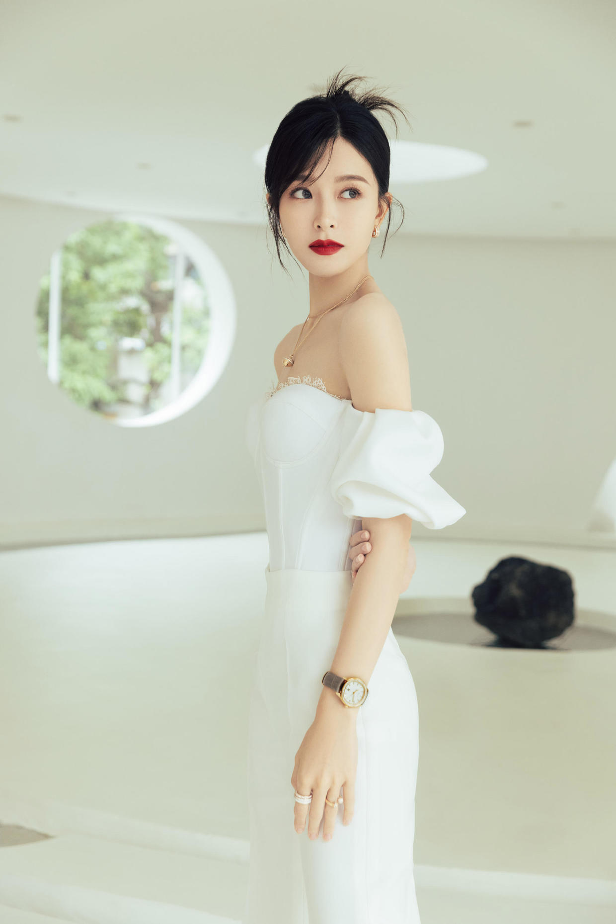 注入 文咏珊美出了“国际范”,穿白色抹胸上衣配长裤,高挑又时髦