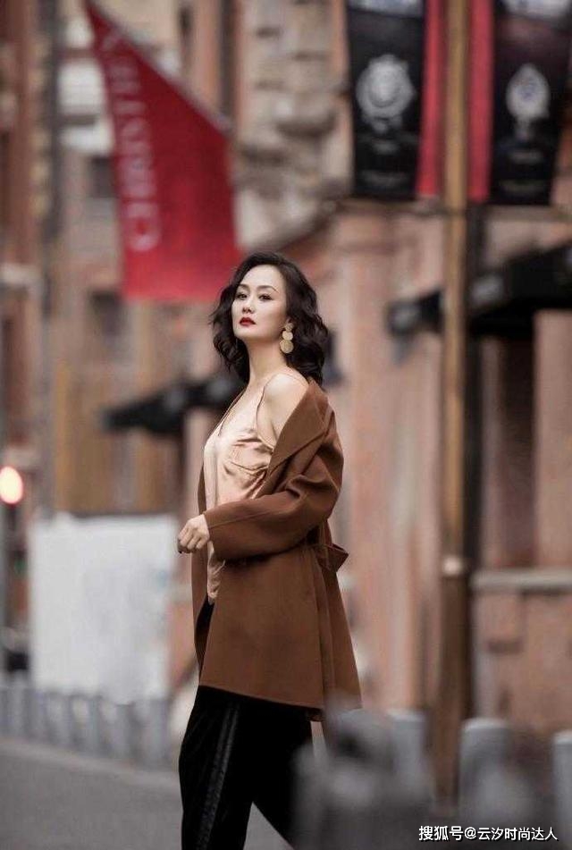 显得 李颖哪像66年的人,穿驼色大衣配吊带衣高级惊艳,美得不敢认