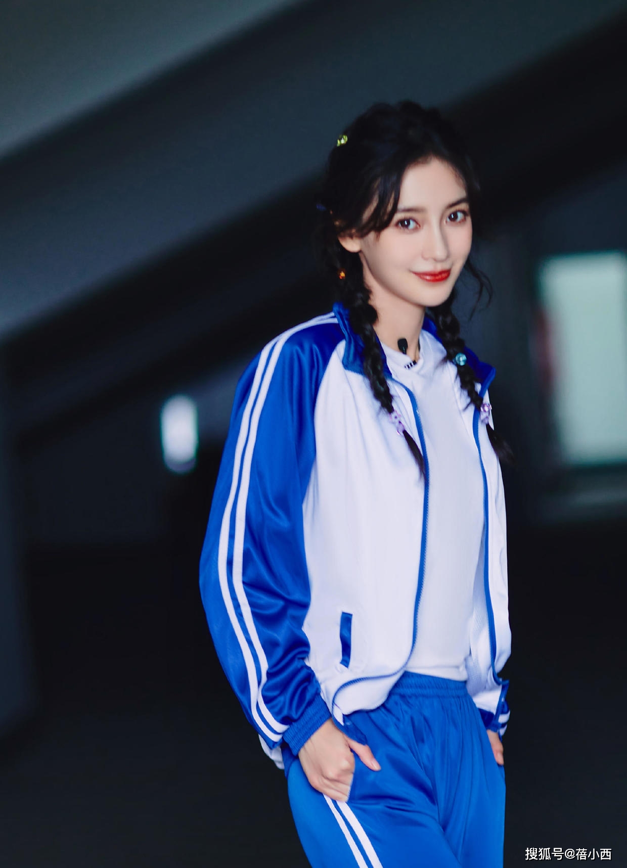 杨颖 Angelababy杨颖确定不是18岁？穿蓝白运动服配麻花辫，像个高中生