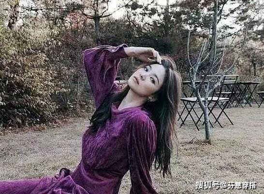 蓝色 宋慧乔越来越年轻，紫色裙配蓝色大衣高级精致，一般人穿不出气质