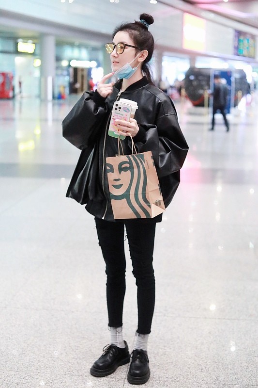 美眉 陈小纭素颜好清纯，穿紧身裤秀“清瘦身材”，配上丸子头更甜了