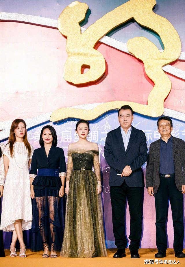 感觉 陈红真不像51岁了，一袭墨绿色露肩连衣裙太迷人，气质惊艳
