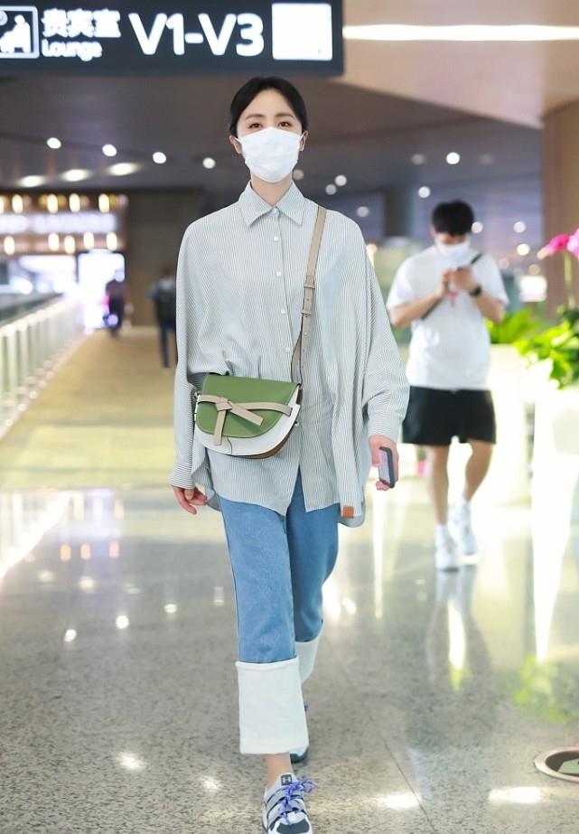 服装 孙莉真会给女儿们做榜样,顶着一头粉毛挺大胆的,但穿着却很干练