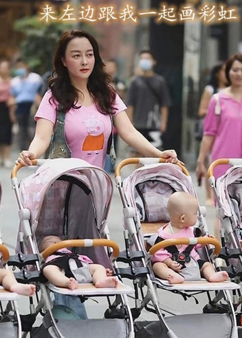 婴儿车|一胎生两女儿，二胎又来四胞胎儿子，带六个孩子逛街成焦点