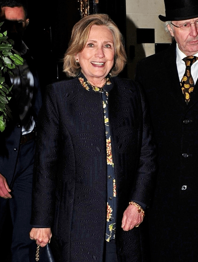 希拉里 74岁希拉里高调亮相！深蓝印花大衣显瘦，撇下在家养病的克林顿？