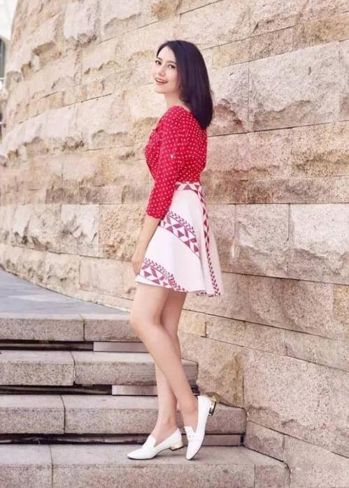 视觉 高圆圆这次把自己穿瘦了!打底衫配百褶裙,小蛮腰身材很有少女感