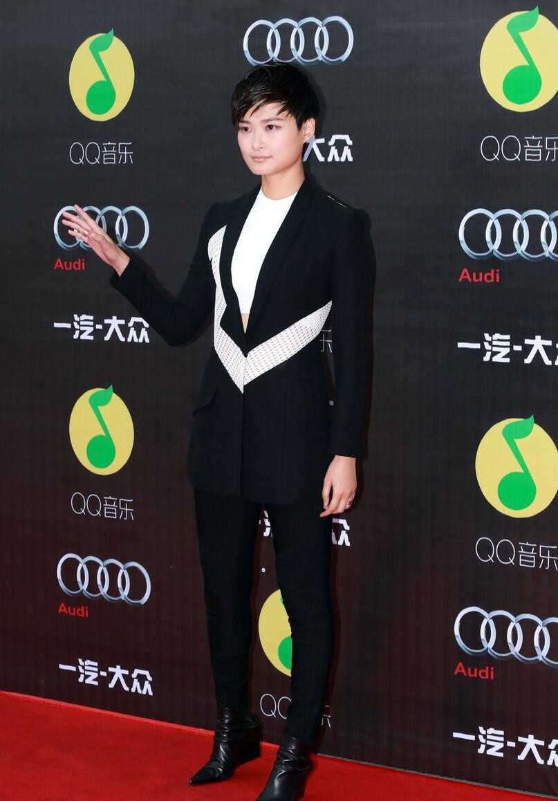 主要部分 李宇春坚持走帅气路线，私下里一身黑白造型真简约，但气质挡不住