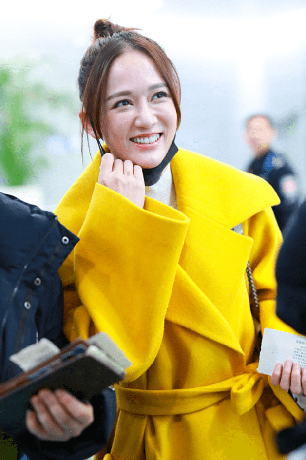 女色 真佩服陈乔恩，都42岁了还能驾驭少女色，穿黄色大衣像18岁小姑娘