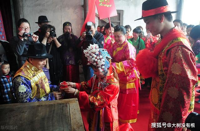 原创泉州市有个蟳埔女习俗她们半夜出嫁一件婚礼服装一生只穿两次