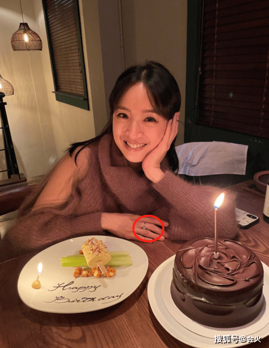 林依晨過39歲生日曬女兒腳丫！素顏出鏡皮膚好，手上戴超大鑽戒 娛樂 第2張