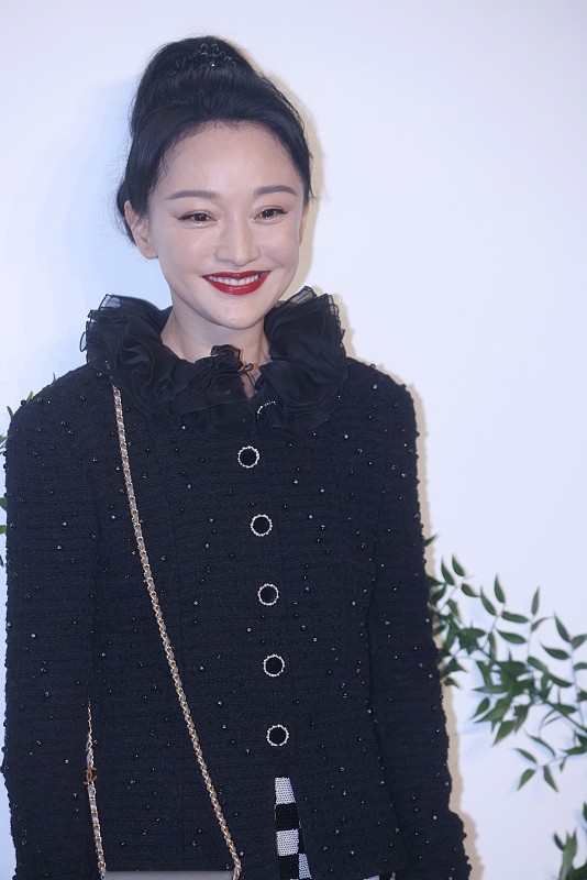 黑衣 年近50的周迅还是很有灵气，黑衣红唇很美艳，“荷花领”挺惹眼